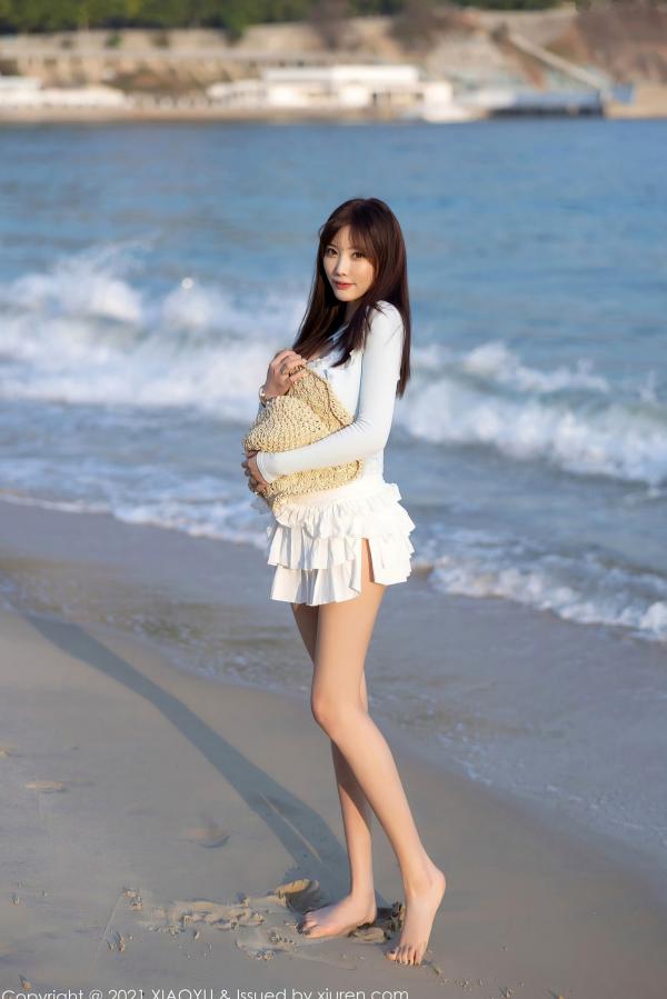 杨晨晨 杨晨晨Yome  语画界杨晨晨海边度假系列：淡蓝低胸装演绎灵动曲线，童颜巨乳尽显性感女神魅力第54张图片