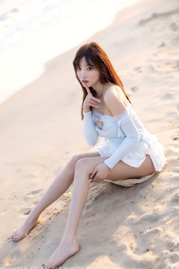 杨晨晨 杨晨晨Yome  语画界杨晨晨海边度假系列：淡蓝低胸装演绎灵动曲线，童颜巨乳尽显性感女神魅力第59张图片