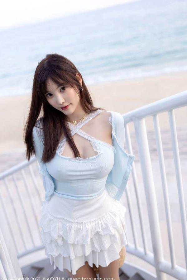 杨晨晨 杨晨晨Yome  语画界杨晨晨海边度假系列：淡蓝低胸装演绎灵动曲线，童颜巨乳尽显性感女神魅力第96张图片