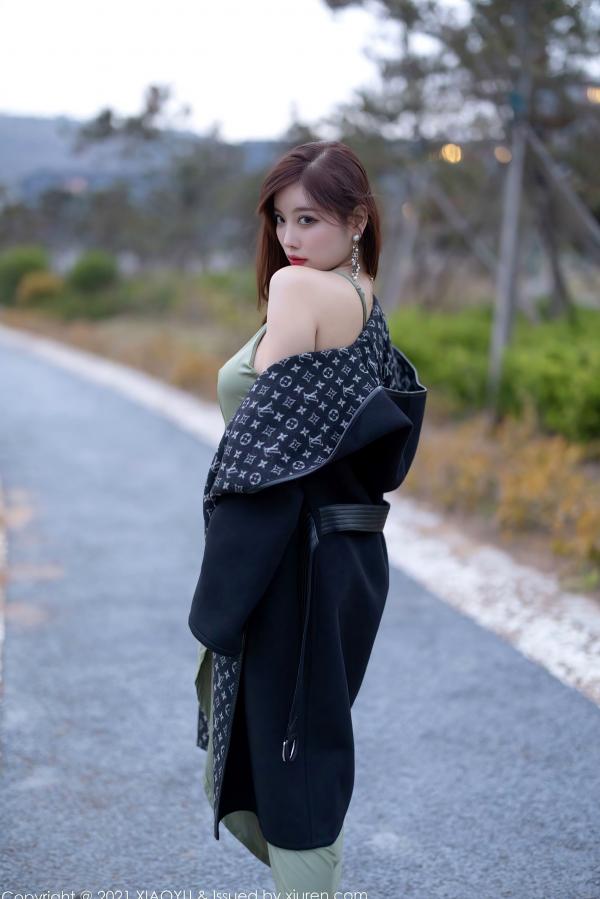 杨晨晨 杨晨晨Yome  XiaoYu语画界-538-杨晨晨-青岛旅拍-户外清冷气质女神-浅绿色低胸开叉长裙-白皙美腿诱惑写真第32张图片