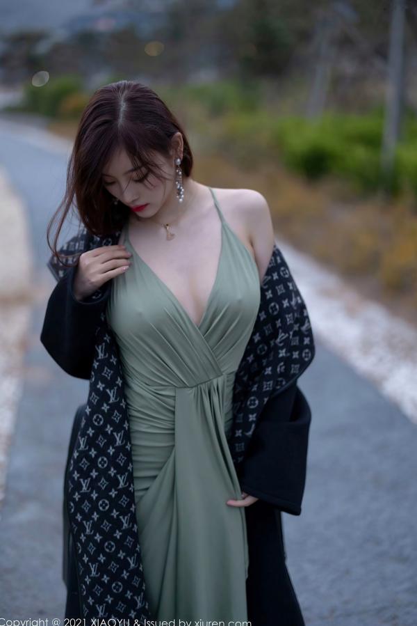 杨晨晨 杨晨晨Yome  XiaoYu语画界-538-杨晨晨-青岛旅拍-户外清冷气质女神-浅绿色低胸开叉长裙-白皙美腿诱惑写真第34张图片