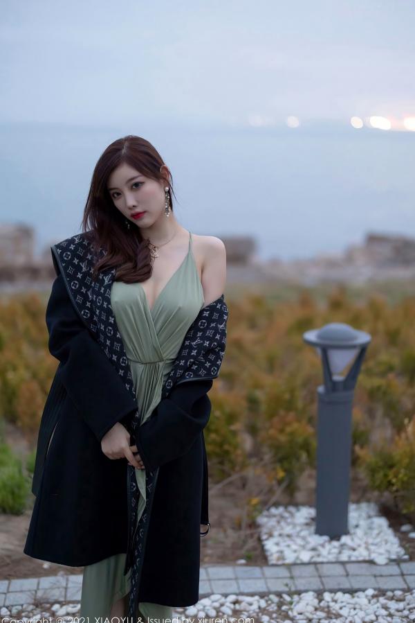 杨晨晨 杨晨晨Yome  XiaoYu语画界-538-杨晨晨-青岛旅拍-户外清冷气质女神-浅绿色低胸开叉长裙-白皙美腿诱惑写真第35张图片