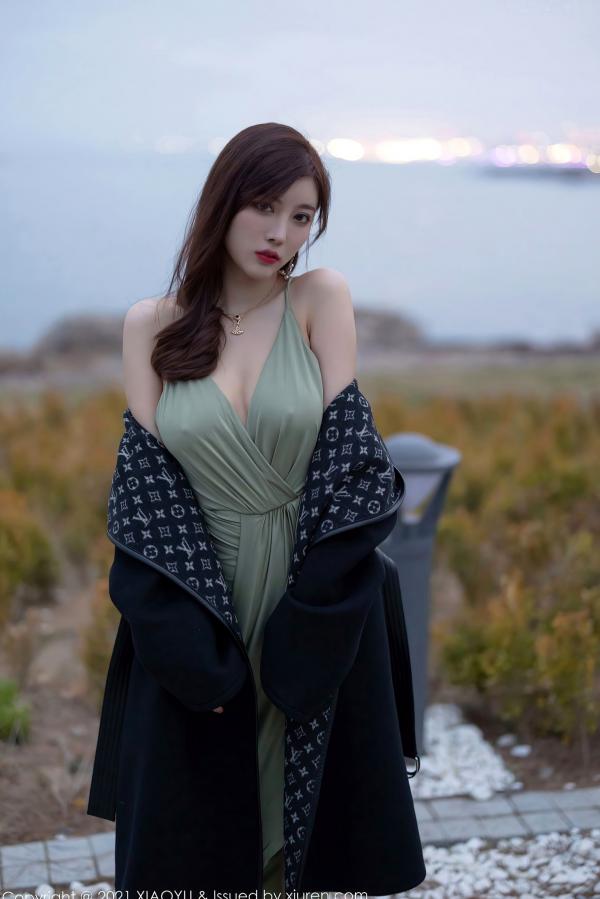 杨晨晨 杨晨晨Yome  XiaoYu语画界-538-杨晨晨-青岛旅拍-户外清冷气质女神-浅绿色低胸开叉长裙-白皙美腿诱惑写真第36张图片