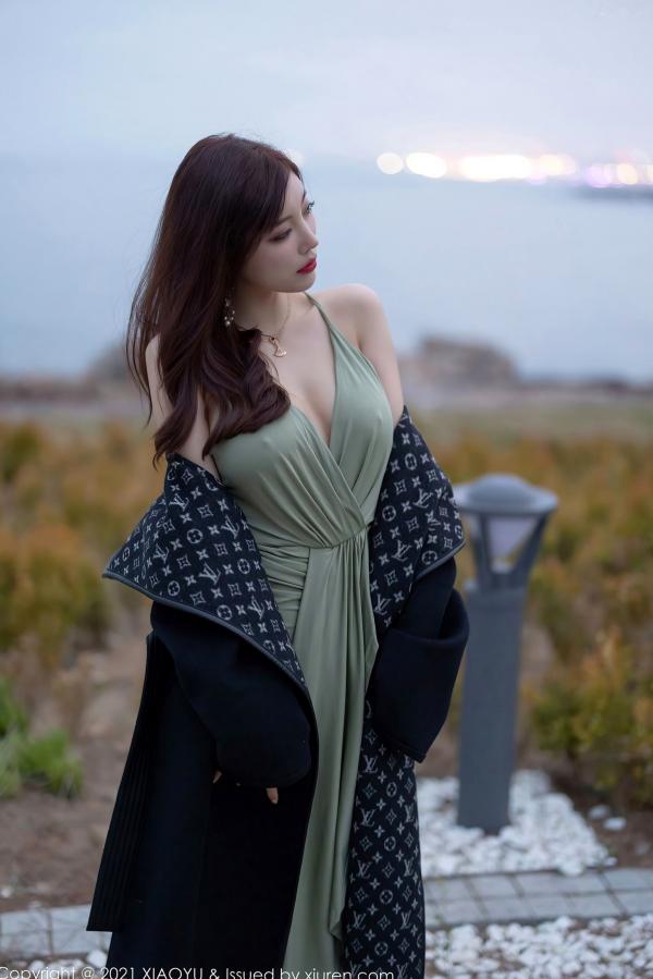 杨晨晨 杨晨晨Yome  XiaoYu语画界-538-杨晨晨-青岛旅拍-户外清冷气质女神-浅绿色低胸开叉长裙-白皙美腿诱惑写真第37张图片