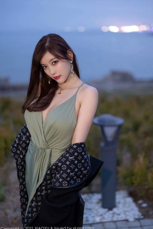 杨晨晨 杨晨晨Yome  XiaoYu语画界-538-杨晨晨-青岛旅拍-户外清冷气质女神-浅绿色低胸开叉长裙-白皙美腿诱惑写真第42张图片