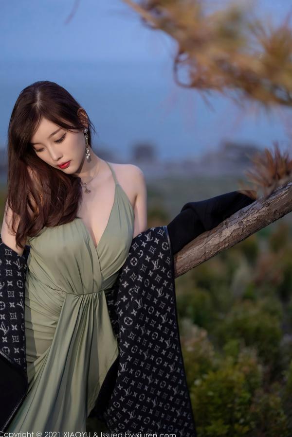 杨晨晨 杨晨晨Yome  XiaoYu语画界-538-杨晨晨-青岛旅拍-户外清冷气质女神-浅绿色低胸开叉长裙-白皙美腿诱惑写真第43张图片
