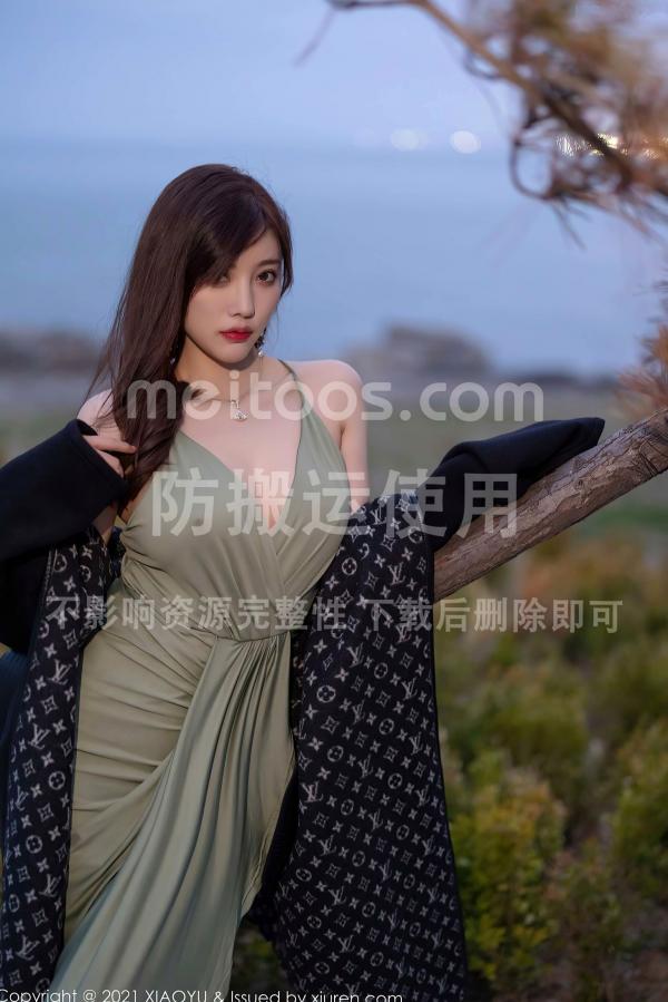 杨晨晨 杨晨晨Yome  XiaoYu语画界-538-杨晨晨-青岛旅拍-户外清冷气质女神-浅绿色低胸开叉长裙-白皙美腿诱惑写真第44张图片