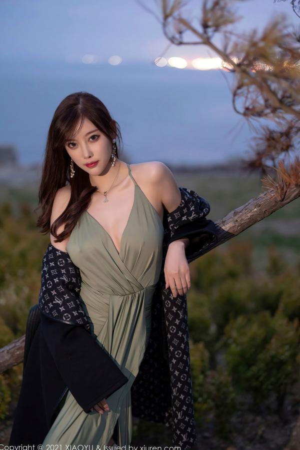 杨晨晨 杨晨晨Yome  XiaoYu语画界-538-杨晨晨-青岛旅拍-户外清冷气质女神-浅绿色低胸开叉长裙-白皙美腿诱惑写真第48张图片