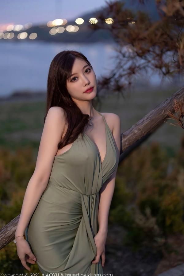 杨晨晨 杨晨晨Yome  XiaoYu语画界-538-杨晨晨-青岛旅拍-户外清冷气质女神-浅绿色低胸开叉长裙-白皙美腿诱惑写真第51张图片