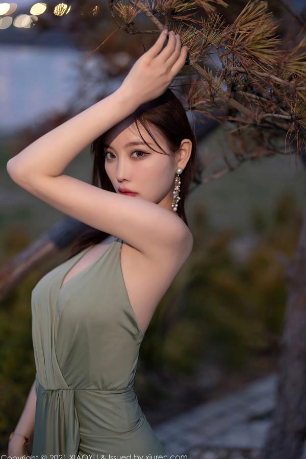 杨晨晨 杨晨晨Yome  XiaoYu语画界-538-杨晨晨-青岛旅拍-户外清冷气质女神-浅绿色低胸开叉长裙-白皙美腿诱惑写真第52张图片