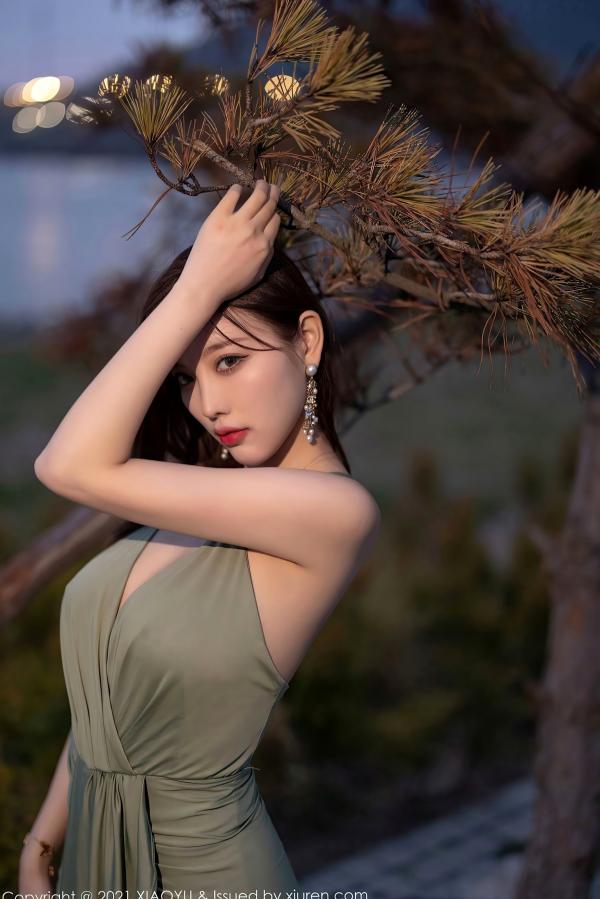 杨晨晨 杨晨晨Yome  XiaoYu语画界-538-杨晨晨-青岛旅拍-户外清冷气质女神-浅绿色低胸开叉长裙-白皙美腿诱惑写真第53张图片