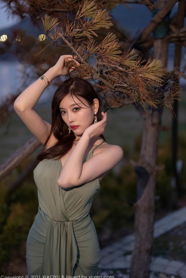 杨晨晨 杨晨晨Yome  XiaoYu语画界-538-杨晨晨-青岛旅拍-户外清冷气质女神-浅绿色低胸开叉长裙-白皙美腿诱惑写真第55张图片