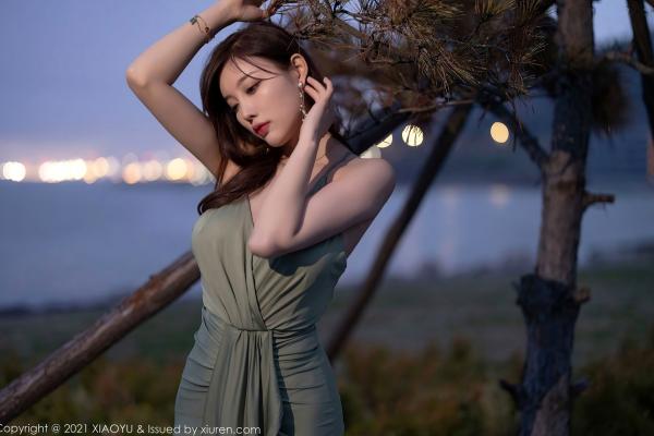 杨晨晨 杨晨晨Yome  XiaoYu语画界-538-杨晨晨-青岛旅拍-户外清冷气质女神-浅绿色低胸开叉长裙-白皙美腿诱惑写真第56张图片
