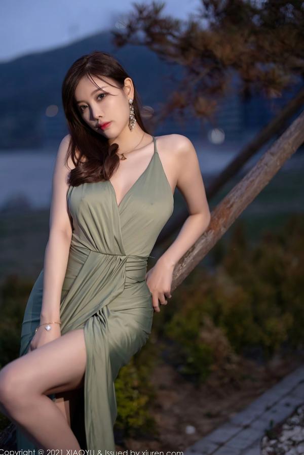 杨晨晨 杨晨晨Yome  XiaoYu语画界-538-杨晨晨-青岛旅拍-户外清冷气质女神-浅绿色低胸开叉长裙-白皙美腿诱惑写真第57张图片