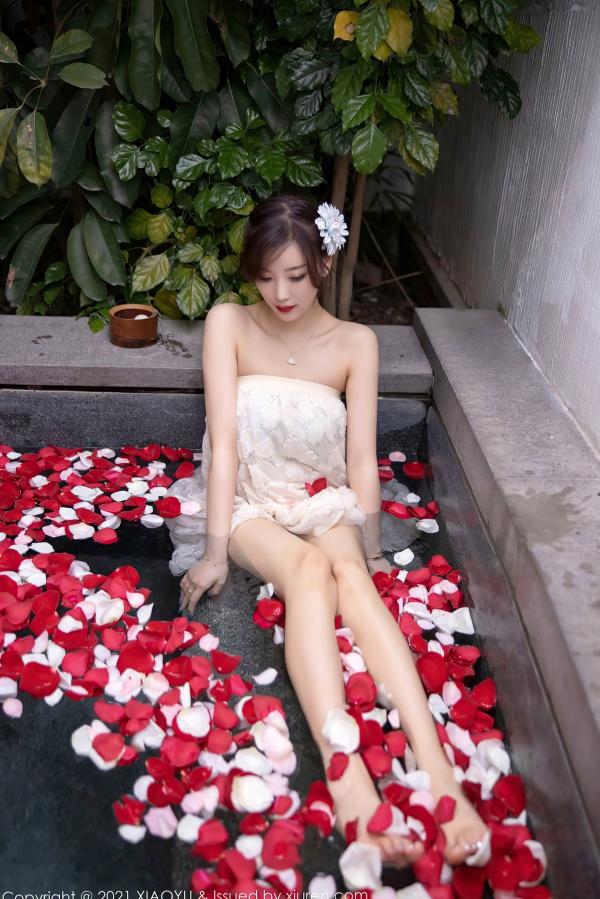 杨晨晨 杨晨晨Yome  XiaoYu语画界-528-杨晨晨：花瓣池畔写真、曼妙曲线、性感内衣诱惑，尽显极品女神风采（2021.05.14）第14张图片