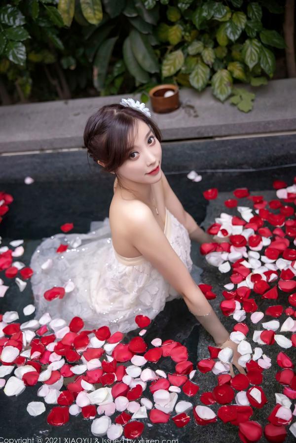 杨晨晨 杨晨晨Yome  XiaoYu语画界-528-杨晨晨：花瓣池畔写真、曼妙曲线、性感内衣诱惑，尽显极品女神风采（2021.05.14）第15张图片