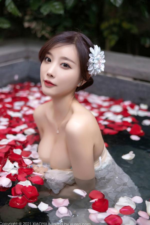杨晨晨 杨晨晨Yome  XiaoYu语画界-528-杨晨晨：花瓣池畔写真、曼妙曲线、性感内衣诱惑，尽显极品女神风采（2021.05.14）第19张图片