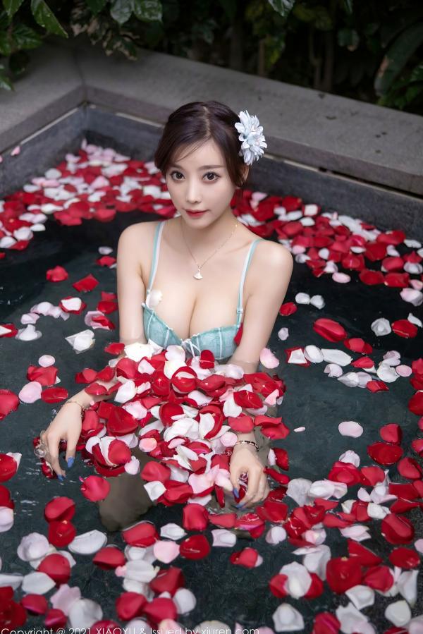 杨晨晨 杨晨晨Yome  XiaoYu语画界-528-杨晨晨：花瓣池畔写真、曼妙曲线、性感内衣诱惑，尽显极品女神风采（2021.05.14）第24张图片