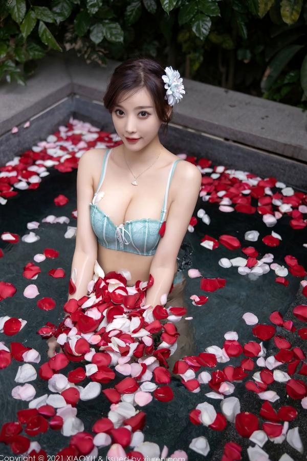 杨晨晨 杨晨晨Yome  XiaoYu语画界-528-杨晨晨：花瓣池畔写真、曼妙曲线、性感内衣诱惑，尽显极品女神风采（2021.05.14）第25张图片