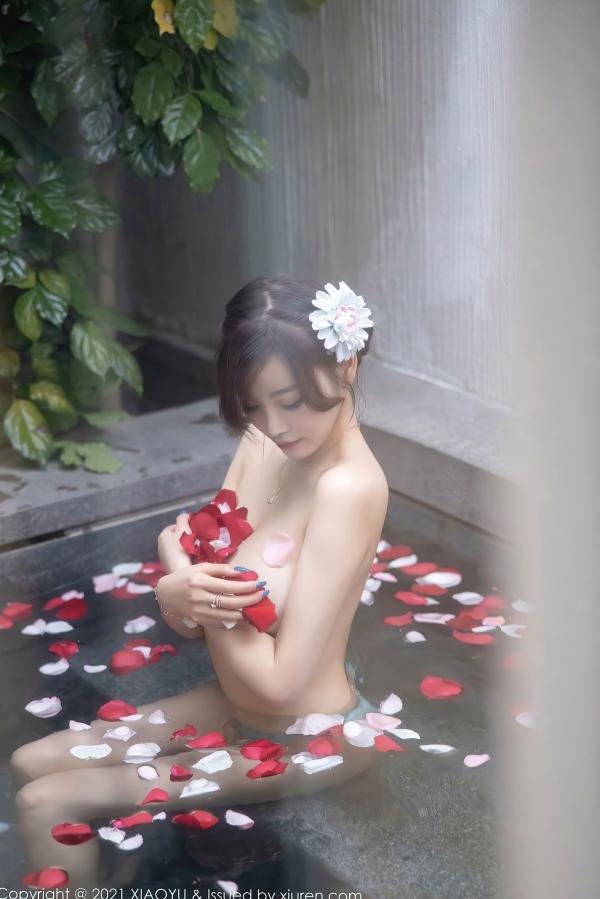 杨晨晨 杨晨晨Yome  XiaoYu语画界-528-杨晨晨：花瓣池畔写真、曼妙曲线、性感内衣诱惑，尽显极品女神风采（2021.05.14）第42张图片