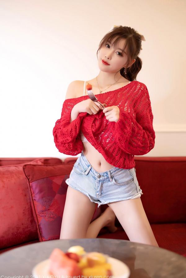 杨晨晨 杨晨晨Yome  XiaoYu语画界：杨晨晨西双版纳性感旅拍，身着白色内衣配牛仔短裤，挑战大尺度私房写真，完美展现曼妙曲线与极致诱惑，高清视觉盛宴第19张图片