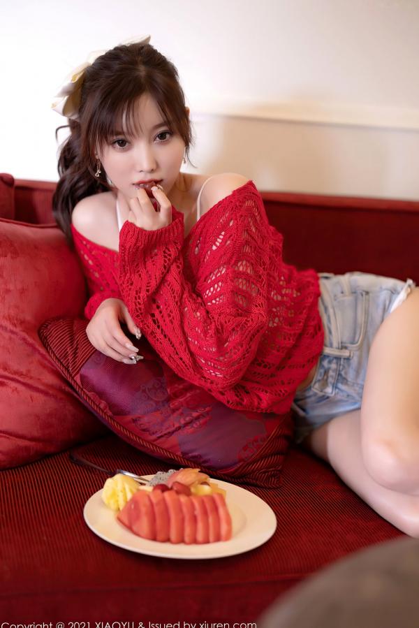 杨晨晨 杨晨晨Yome  XiaoYu语画界：杨晨晨西双版纳性感旅拍，身着白色内衣配牛仔短裤，挑战大尺度私房写真，完美展现曼妙曲线与极致诱惑，高清视觉盛宴第22张图片