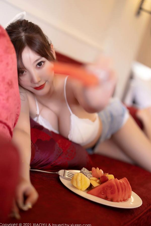 杨晨晨 杨晨晨Yome  XiaoYu语画界：杨晨晨西双版纳性感旅拍，身着白色内衣配牛仔短裤，挑战大尺度私房写真，完美展现曼妙曲线与极致诱惑，高清视觉盛宴第34张图片