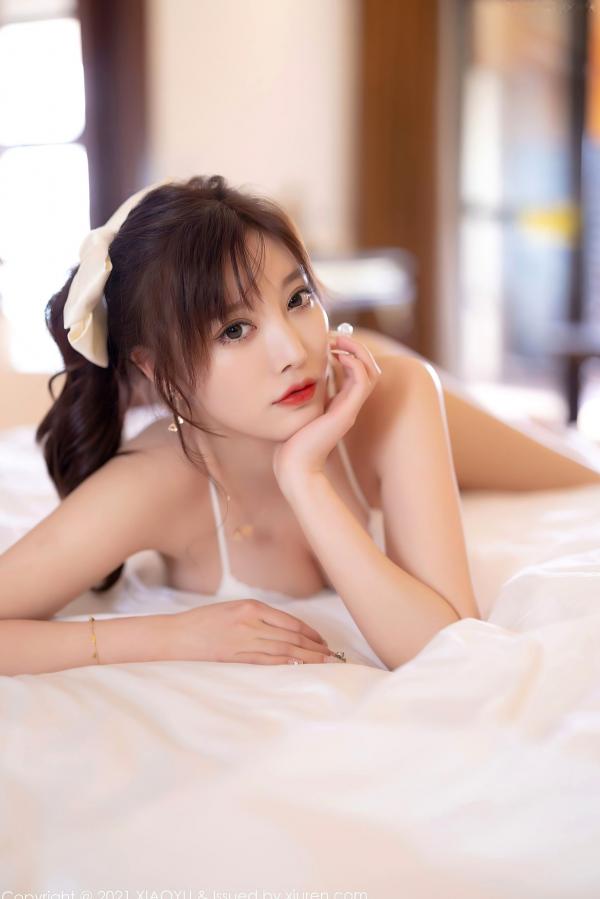 杨晨晨 杨晨晨Yome  XiaoYu语画界：杨晨晨西双版纳性感旅拍，身着白色内衣配牛仔短裤，挑战大尺度私房写真，完美展现曼妙曲线与极致诱惑，高清视觉盛宴第48张图片