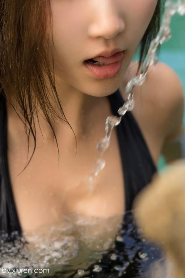 Ann尤美 Yumi尤美 OL女神尤美Yumi 衬衫黑丝泳池湿身第35张图片