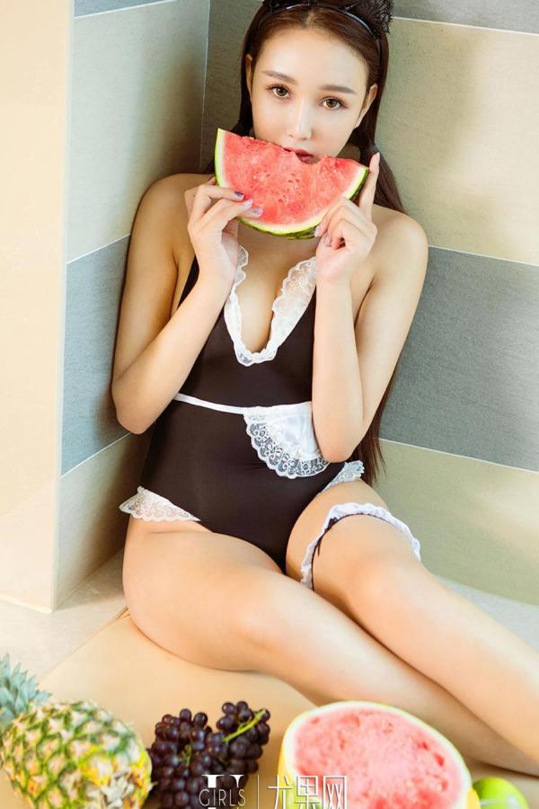 韩恩熙  韩恩熙的独特消暑 吃个西瓜喝口果汁第8张图片