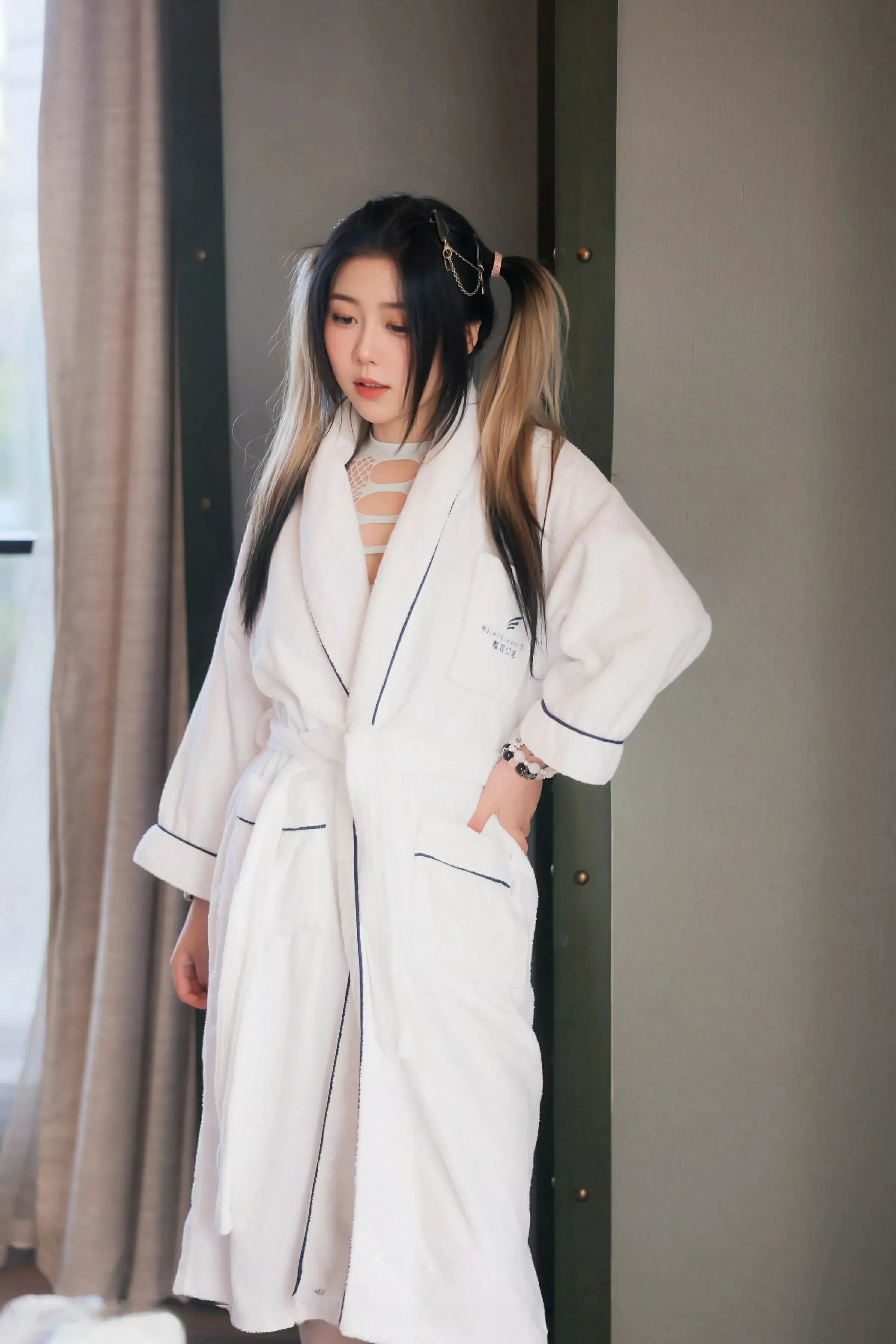 王女郎 Anglica Wang [XiuRen]高清写真图 2025.06.11 No.10394 诺诺Hsu 白色浴袍第1张图片