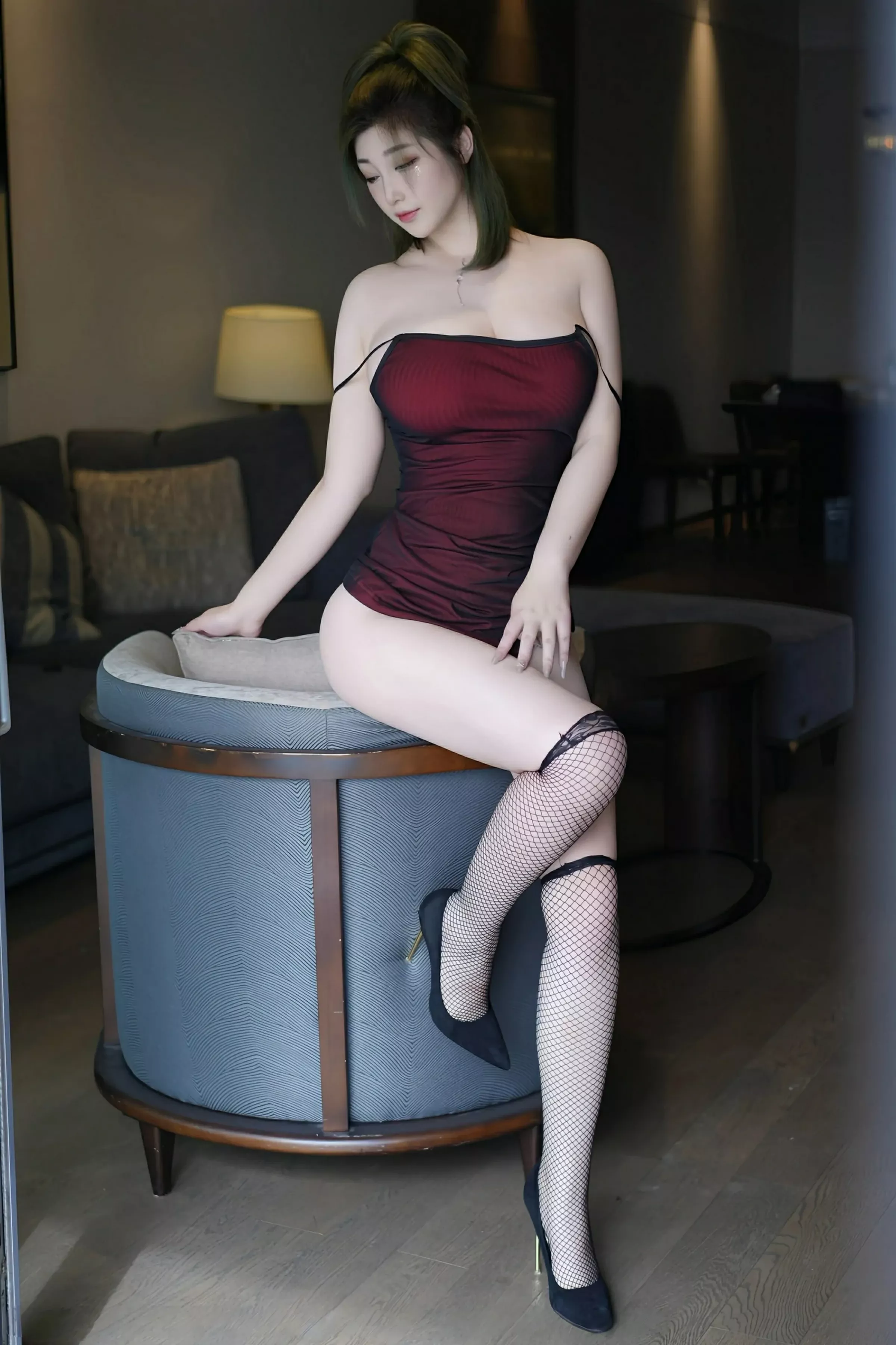 柠檬c_lemon 妲己_Toxic [XiuRen]高清写真图 2025.06.27 No.10476 妲己_Toxic 性感网格袜第22张图片