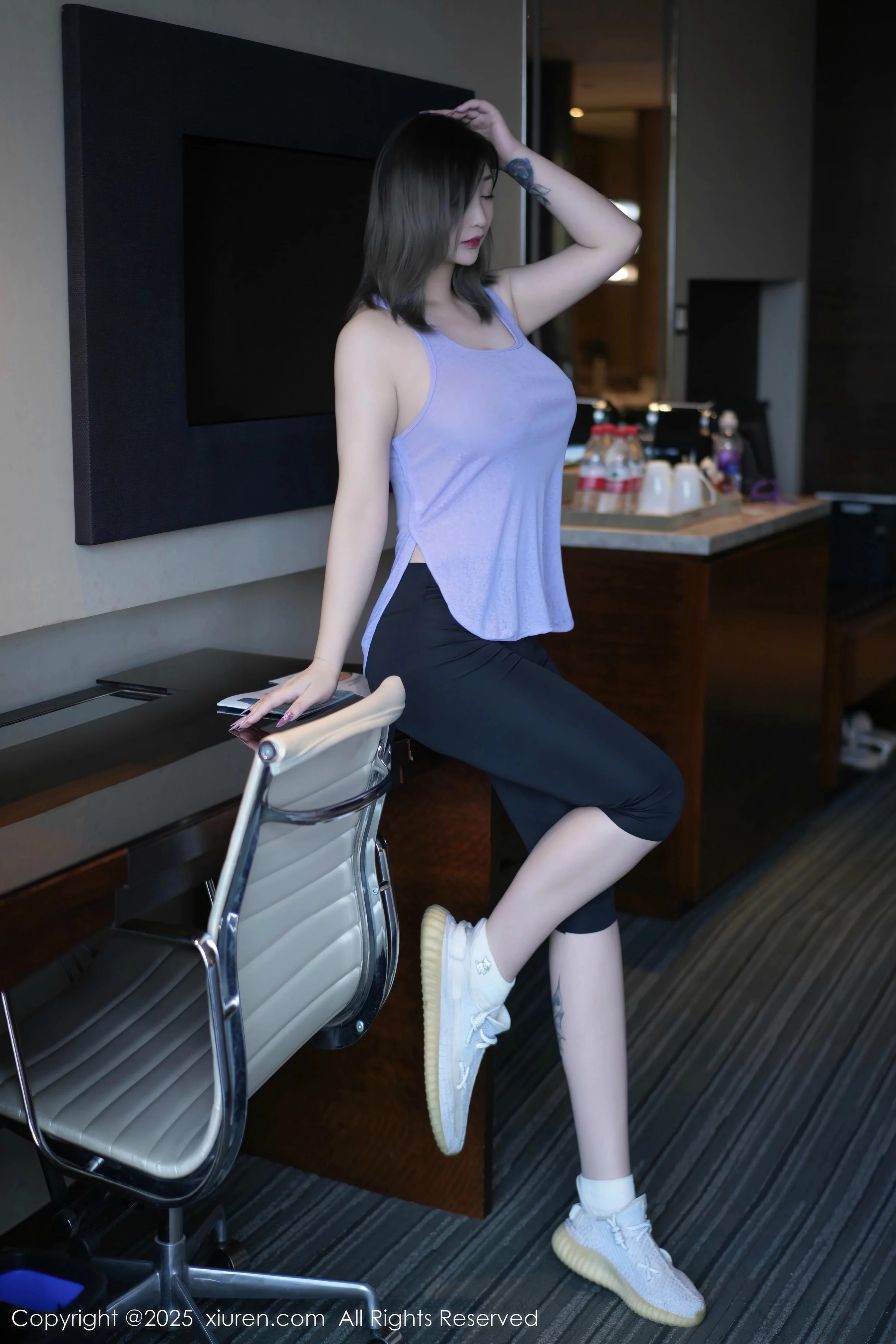 柠檬c_lemon 妲己_Toxic [XiuRen]高清写真图 2025.08.22 No.10682 妲己_Toxic 性感紫灰第5张图片