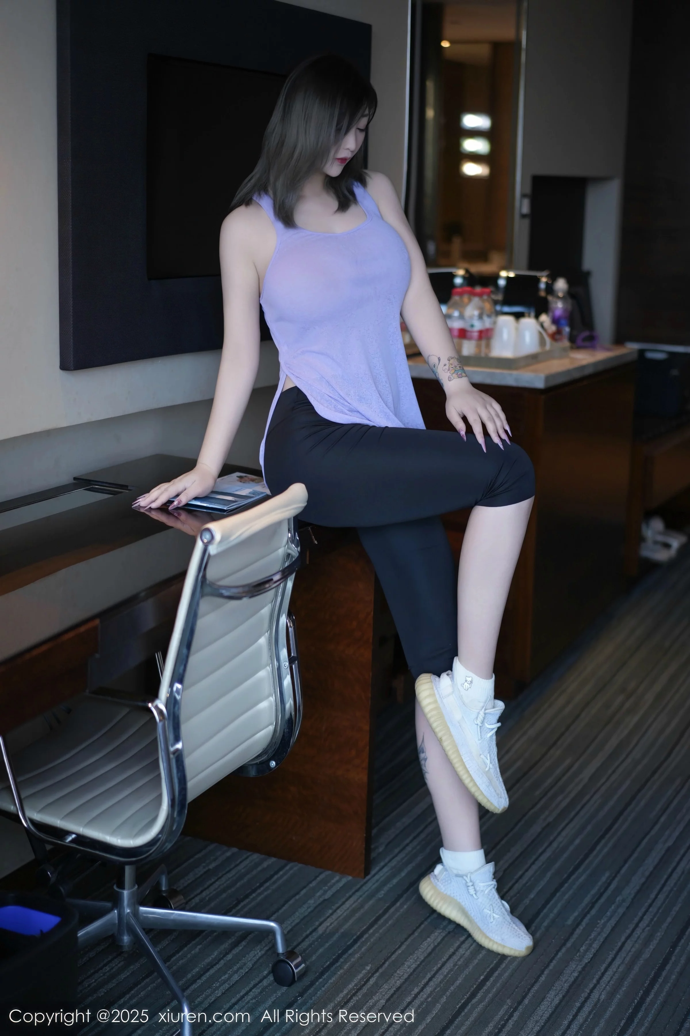 柠檬c_lemon 妲己_Toxic [XiuRen]高清写真图 2025.08.22 No.10682 妲己_Toxic 性感紫灰第6张图片