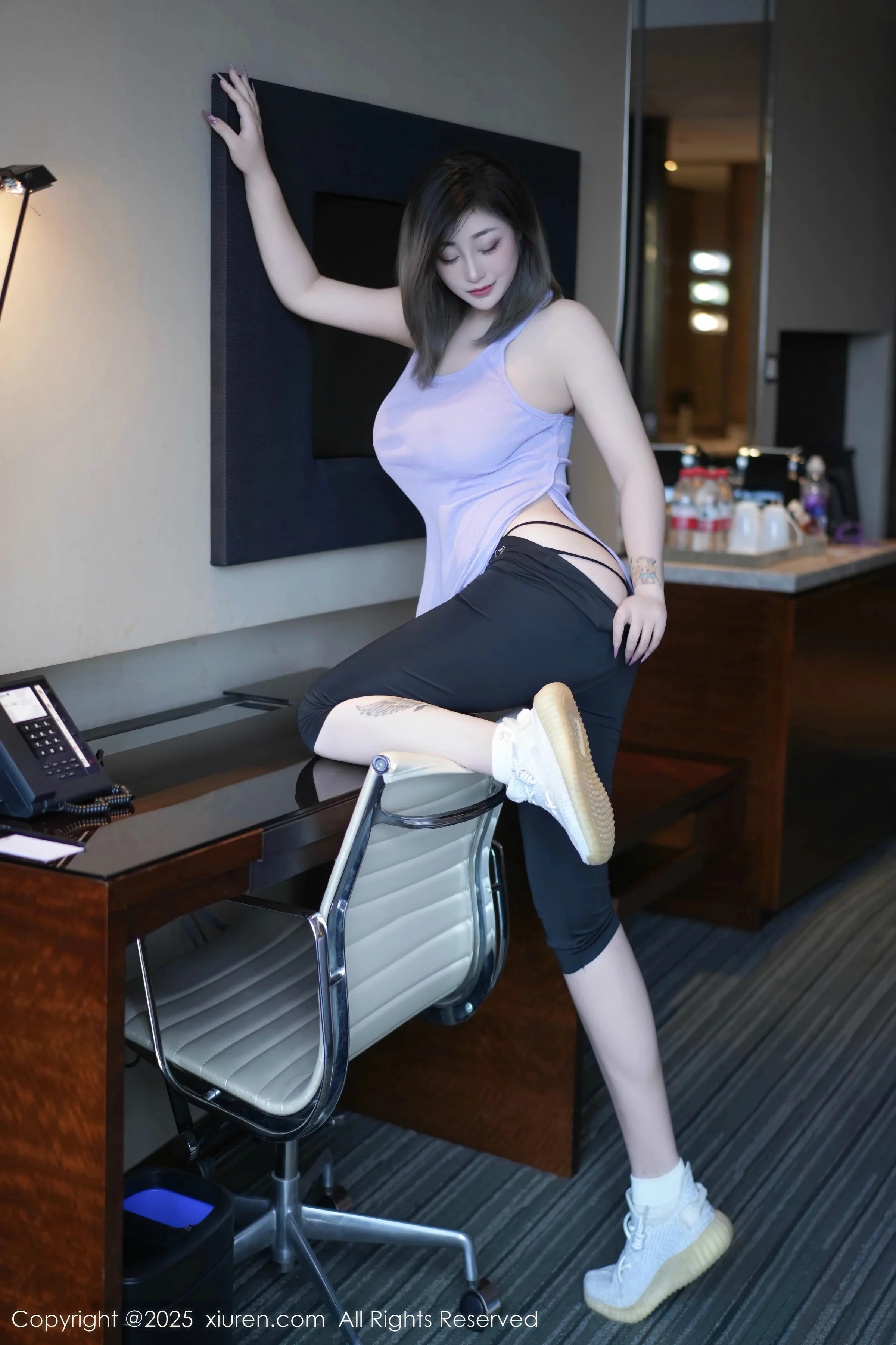 柠檬c_lemon 妲己_Toxic [XiuRen]高清写真图 2025.08.22 No.10682 妲己_Toxic 性感紫灰第11张图片