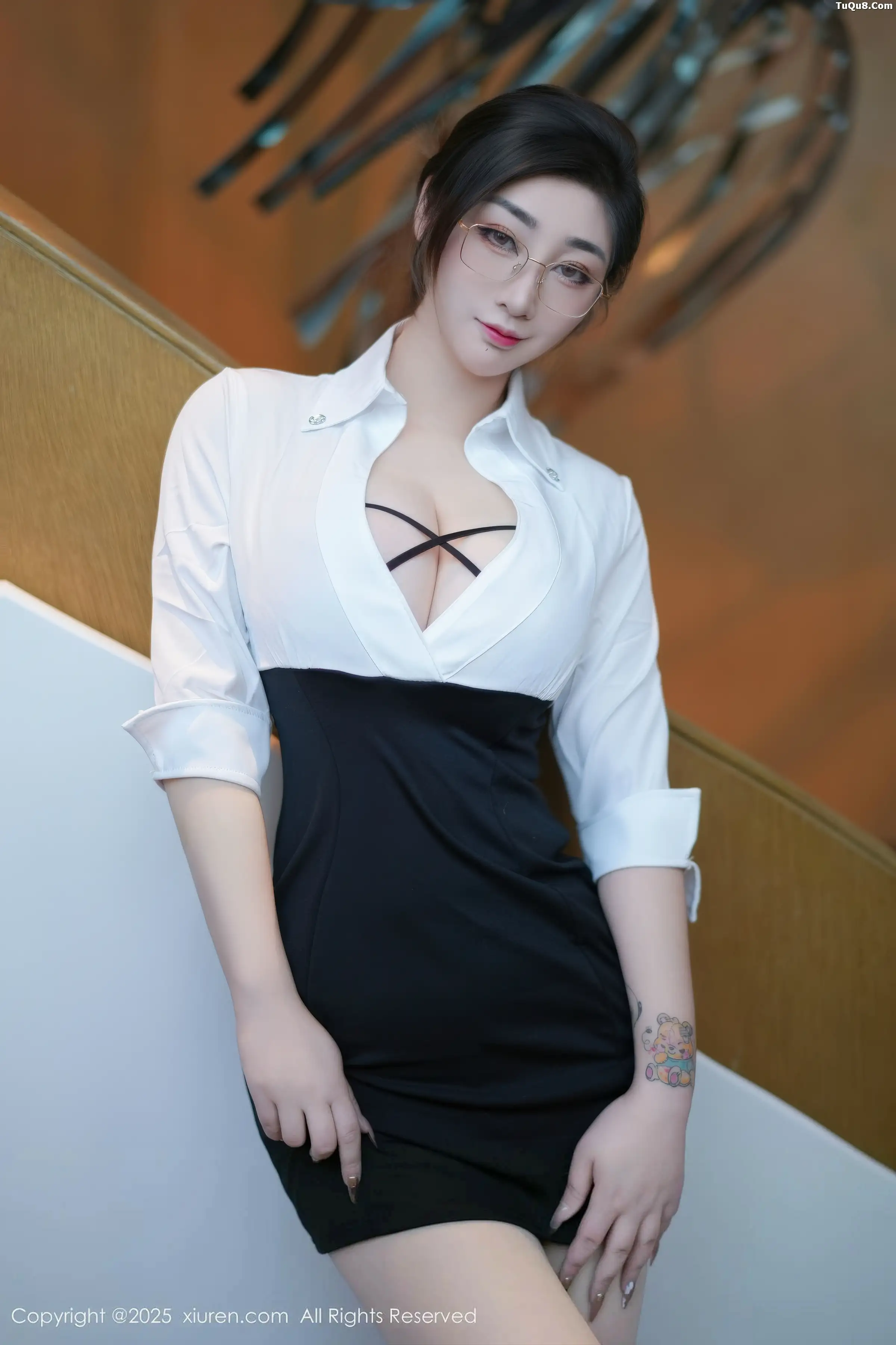 柠檬c_lemon 妲己_Toxic [XiuRen]高清写真图 2025.11.28 No.11045 妲己_Toxic 魅惑黑丝第8张图片