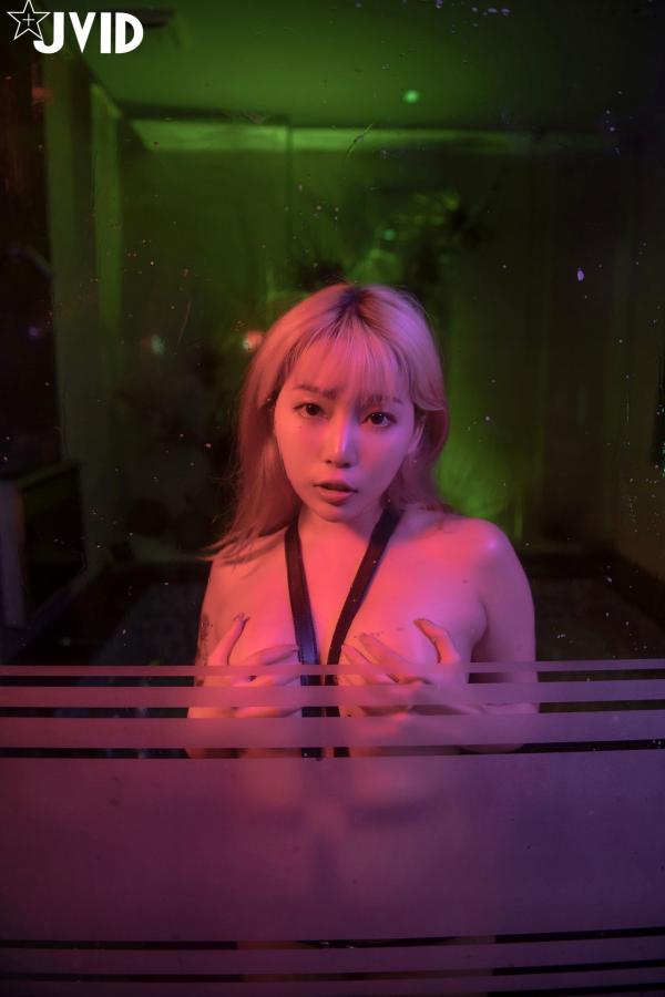 何梦兮   JVID Stacy 霓虹光影束缚诱惑：暗室里的野性魅力与纹身女神的极致征服大尺度写真第4张图片