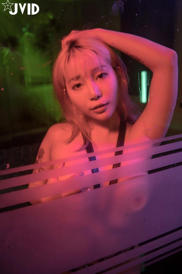 何梦兮   JVID Stacy 霓虹光影束缚诱惑：暗室里的野性魅力与纹身女神的极致征服大尺度写真第5张图片