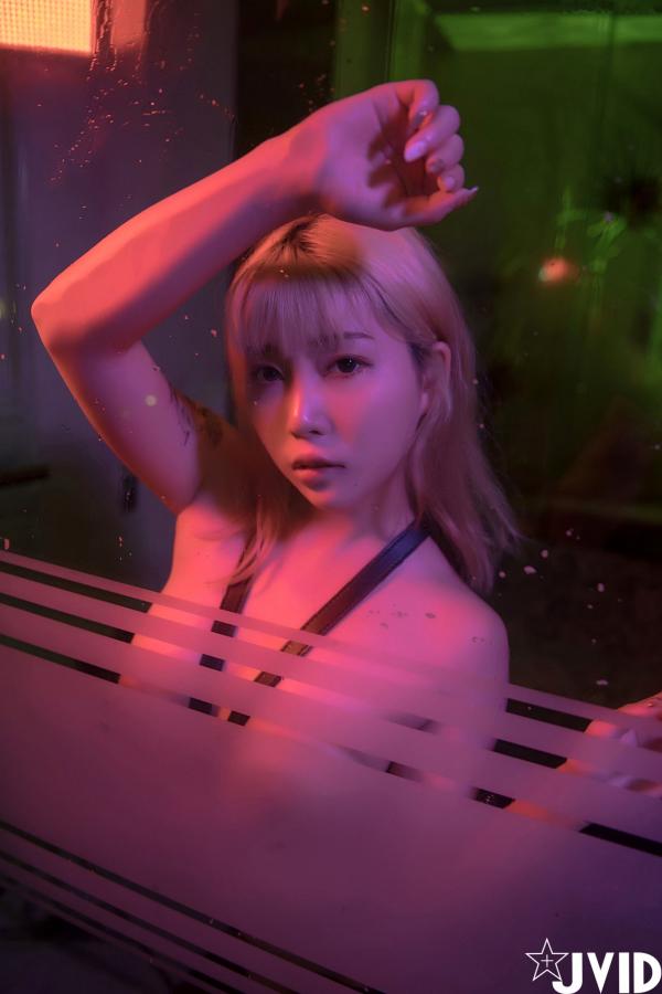 何梦兮   JVID Stacy 霓虹光影束缚诱惑：暗室里的野性魅力与纹身女神的极致征服大尺度写真第7张图片