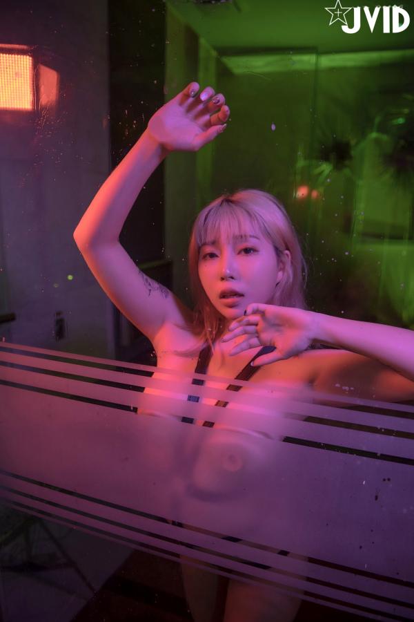 何梦兮   JVID Stacy 霓虹光影束缚诱惑：暗室里的野性魅力与纹身女神的极致征服大尺度写真第8张图片