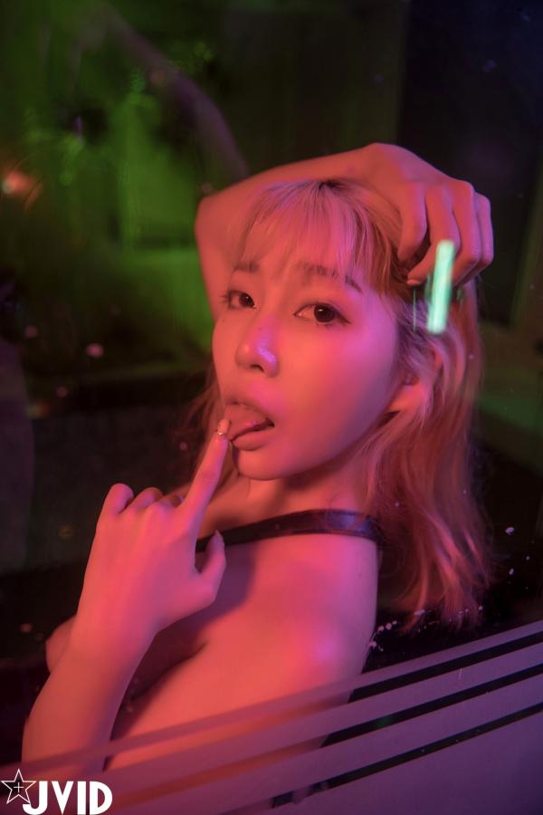 何梦兮   JVID Stacy 霓虹光影束缚诱惑：暗室里的野性魅力与纹身女神的极致征服大尺度写真第10张图片