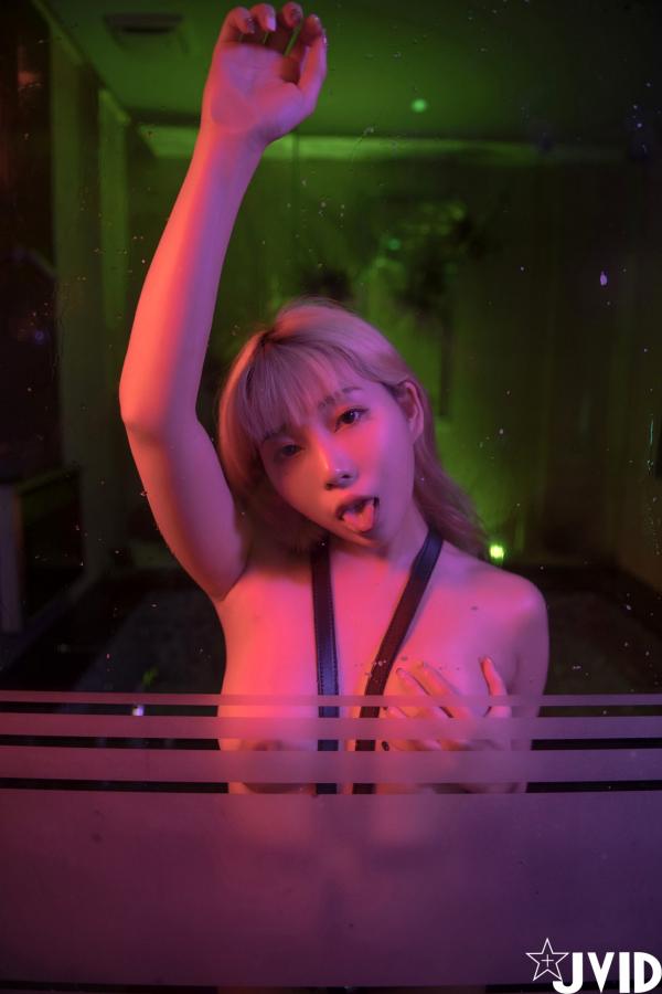 何梦兮   JVID Stacy 霓虹光影束缚诱惑：暗室里的野性魅力与纹身女神的极致征服大尺度写真第11张图片