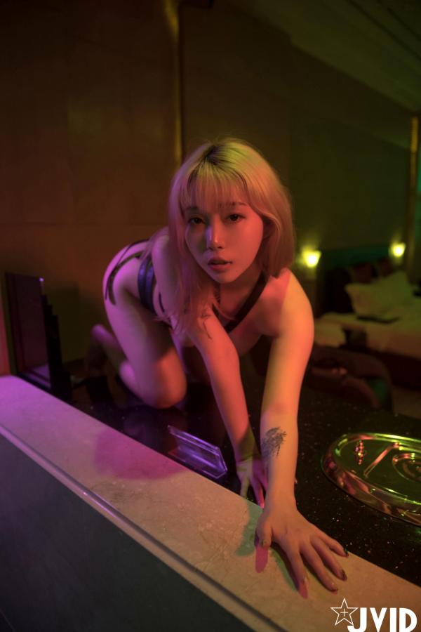 何梦兮   JVID Stacy 霓虹光影束缚诱惑：暗室里的野性魅力与纹身女神的极致征服大尺度写真第37张图片