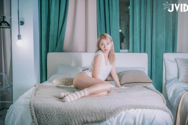 蒋昀晞   JVID Verna借宿友人家私房照，性感内衣诱惑自摸爱抚，极致撩人曲线展现无遗，2021.01.20大尺度新作第14张图片