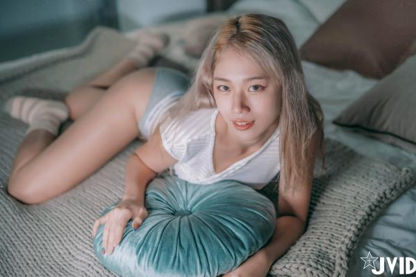 蒋昀晞   JVID Verna借宿友人家私房照，性感内衣诱惑自摸爱抚，极致撩人曲线展现无遗，2021.01.20大尺度新作第16张图片