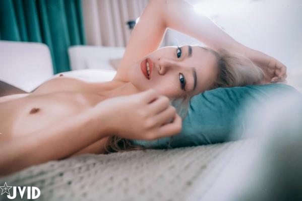 蒋昀晞   JVID Verna借宿友人家私房照，性感内衣诱惑自摸爱抚，极致撩人曲线展现无遗，2021.01.20大尺度新作第62张图片
