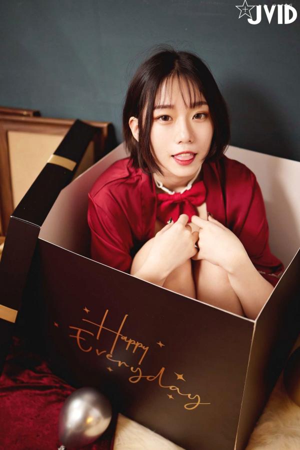 蒋昀晞   JVID模特Verna《我的礼物女友》性感私房写真，红领结诱惑大尺度，演绎绝美禁忌心动瞬间第5张图片