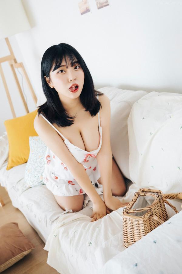 陈滢安 小花  韩国美女Hana居家生活写真：身穿樱桃睡裙在厨房慵懒小憩，清纯甜美与性感诱惑并存的迷人私房照第5张图片