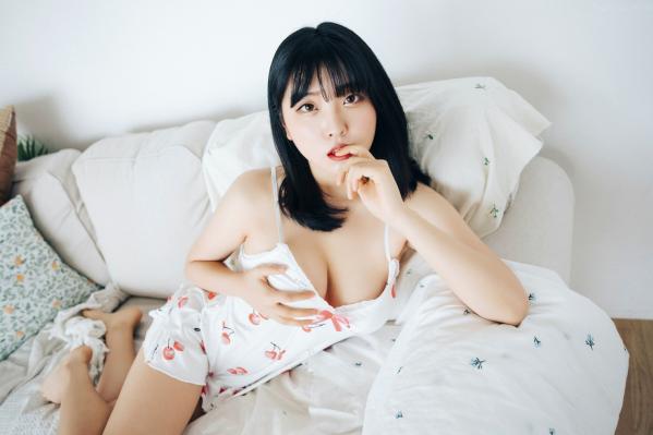 陈滢安 小花  韩国美女Hana居家生活写真：身穿樱桃睡裙在厨房慵懒小憩，清纯甜美与性感诱惑并存的迷人私房照第6张图片