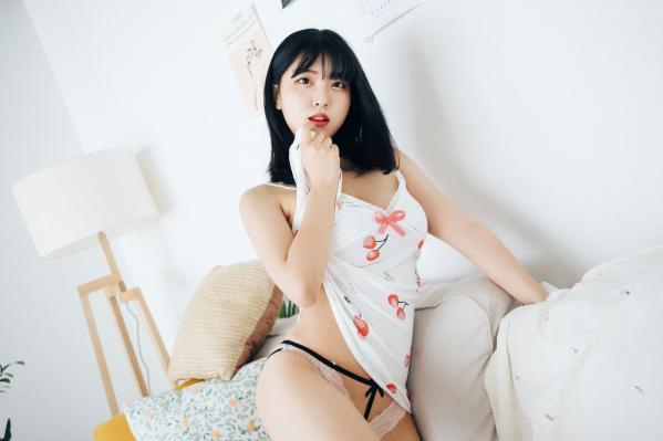 陈滢安 小花  韩国美女Hana居家生活写真：身穿樱桃睡裙在厨房慵懒小憩，清纯甜美与性感诱惑并存的迷人私房照第8张图片